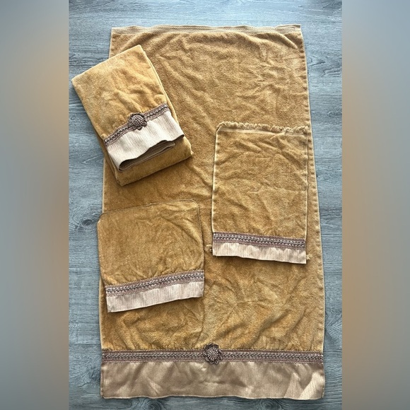 Avanti Vintage Bathroom Towel Set Golden Tan embroidered Bath Hand Wash Cloth - Picture 1 of 4